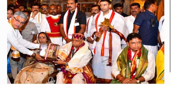 యాదగిరి లక్ష్మీనరసింహస్వామి సేవలో గవర్నర్ దంపతులు