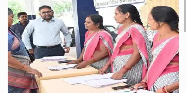 ఓటర్ల సందేహాలను నివృత్తి చేయడానికి హెల్ప్ డేస్కులు: కలెక్టర్ కోయ శ్రీ హర్ష