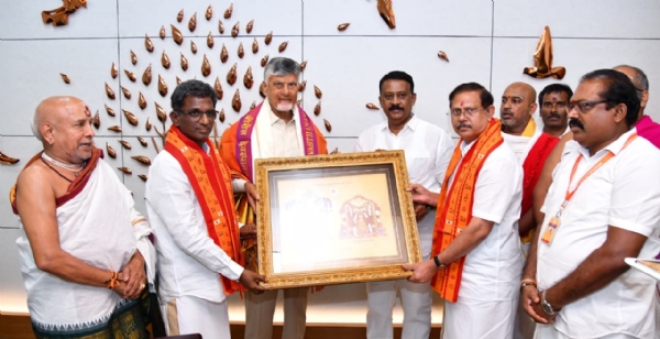శ్రీశైలంలో దేవీ శరన్నవరాత్రి మహోత్సవాలకు సీఎం చంద్రబాబు కు ఆహ్వానం శ్రీశైలంలో దేవీ శరన్నవరాత్రి మహోత్సవాలకు సీఎం చంద్రబాబు కు ఆహ్వానం