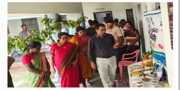 పోషకాహార ప్రదర్శనను పరిశీలించిన కలెక్టర్ దివాకర