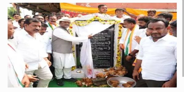 మౌలిక వసతుల కల్పనకు చర్యలు: మంత్రి గడ్డం వివేక్
