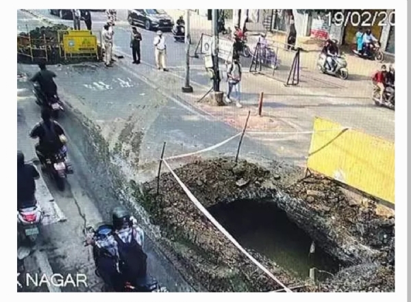 రోడ్డుపై గుంత రోడ్డుపై గుంత