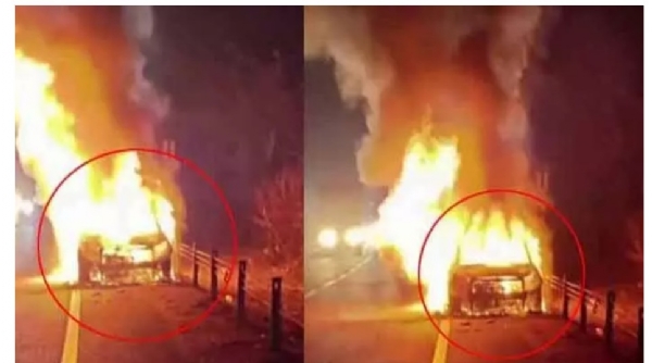 running-car-burnt-on-road-in-konaseema-district-526494 running-car-burnt-on-road-in-konaseema-district-526494