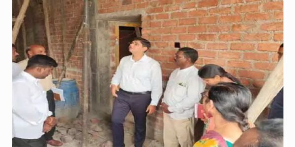 అభివృద్ధి పనులను పరిశీలించిన కలెక్టర్ ఆశిష్ సాంగ్వాన్