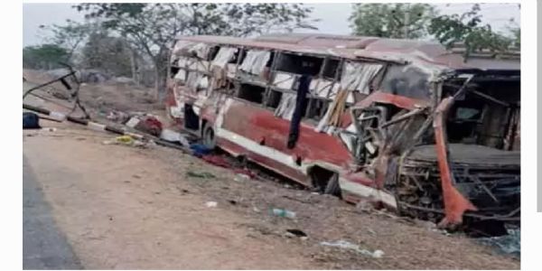 నిజామాబాద్ జిల్లాలో బోల్తాపడిన ప్రైవేట్ ట్రావెల్స్ బస్సు.. నలుగురు దుర్మరణం