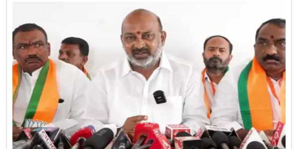 హైడ్రా పేరిట పేదల ఇళ్లు కూల్చేస్తున్నారు: బండి సంజయ్