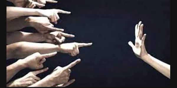 ఓ కుటుంబాన్ని సామాజిక బహిష్కరణ చేసిన గ్రామ పెద్దలు!