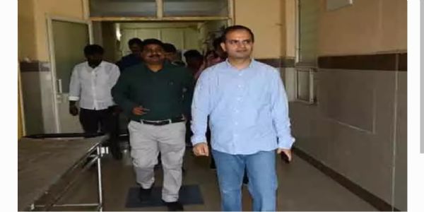 విధులకు హాజరుకాని సూపరింటెండెంట్కు షోకాజ్ నోటీసులు.. కలెక్టర్ రాహుల్ శర్మ