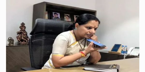 ఉద్యోగుల స్థానికత నిబంధనలలో మార్పులు చేయాలంటూ సీఎంకు కవిత లేఖ