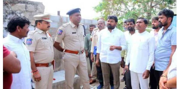 రంగారెడ్డి జిల్లాలో దారుణం.. భార్య, పిల్లలపై దాడి కొడుకు, భార్య మృతి