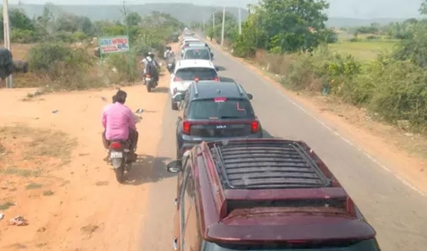 /huge-traffic-on-srisailam-highway-due /huge-traffic-on-srisailam-highway-due