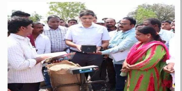 ధాన్యం కేంద్రాన్ని ఆకస్మిక తనిఖీ చేసిన కామారెడ్డి జిల్లా కలెక్టర్