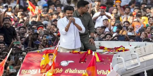 విజయ్ పొలిటికల్ ఎంట్రీపై ప్రకాశ్ రాజ్ ఘాటు విమర్శలు