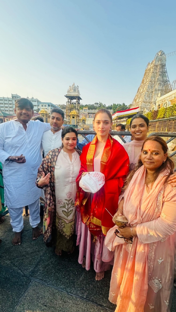 tamannaah-visits-tirumala-temple-seeks-blessings