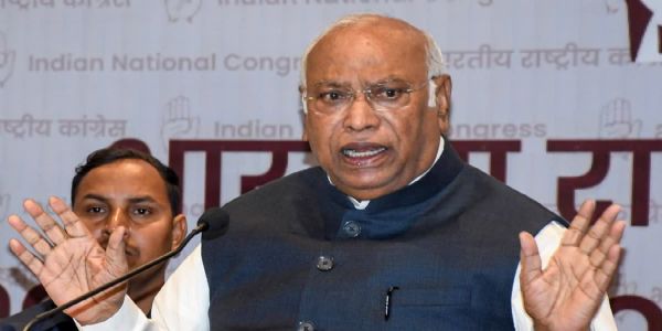 ప్రధానిపై ఖర్గే వివాదాస్పద వ్యాఖ్యలు: ఈసీకి ఫిర్యాదు చేసిన బీజేపీ ప్రతినిధి బృందం