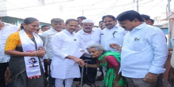 కదిరిలో పెన్షన్ డబ్బులు పంపిణీ చేసిన ఎమ్మెల్యే