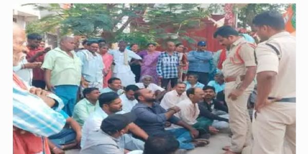 ధాన్యం కొనుగోలులో జాప్యం... రోడ్డెక్కిన అన్నదాత..!