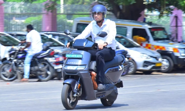 ఈ-బైక్పై విధులకు హాజరైన జిల్లా కలెక్టర్ ఈ-బైక్పై విధులకు హాజరైన జిల్లా కలెక్టర్