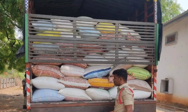 police-seized-16-tons-pds-rice-transporting-to-karnataka-one police-seized-16-tons-pds-rice-transporting-to-karnataka-one