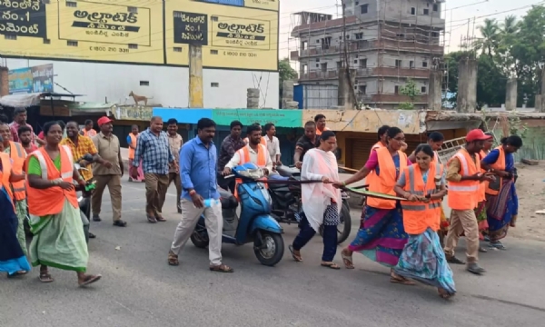 municipal-corporation-sanitation-workers-protest-essential-commodities