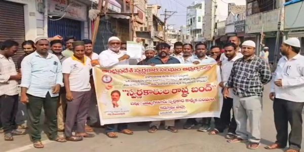 స్వర్ణకారుల రోడ్డు రోల్లా.. ప్రధాని మోదీ వ్యాఖ్యలపై నిరసన