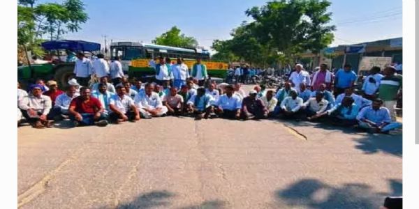 ధాన్యం కొనుగోలు జాప్యం పై రైతుల ఆగ్రహం.. జాతీయ రహదారిపై ధర్నా.