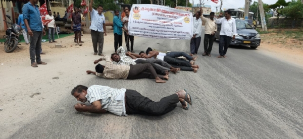 పెండింగ్ వేతనాలు చెల్లించాలంటూ సత్యసాయి తాగునీటి పథకం కార్మికుల వినూత్న నిరసన పెండింగ్ వేతనాలు చెల్లించాలంటూ సత్యసాయి తాగునీటి పథకం కార్మికుల వినూత్న నిరసన