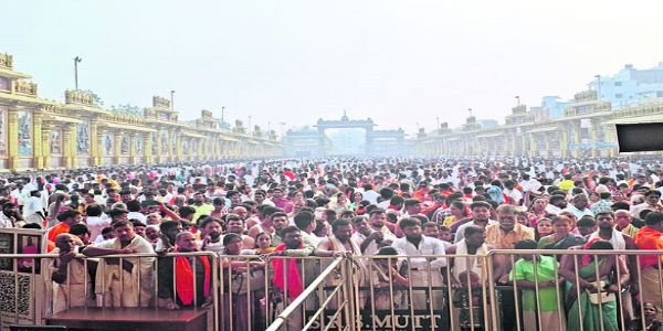 గురు రాయర సన్నిధిలో భక్తుల సందడి