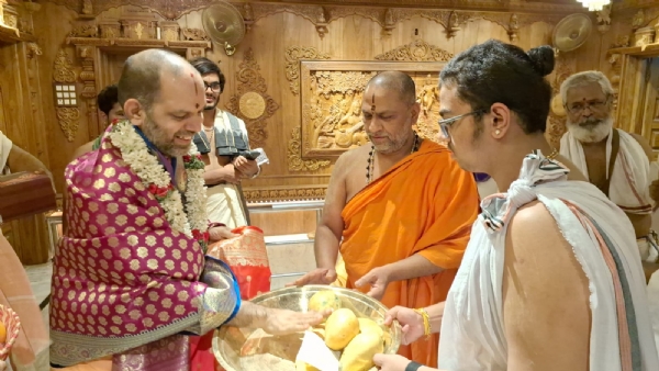 గురు రాయర సన్నిధిలో భక్తుల సందడి గురు రాయర సన్నిధిలో భక్తుల సందడి