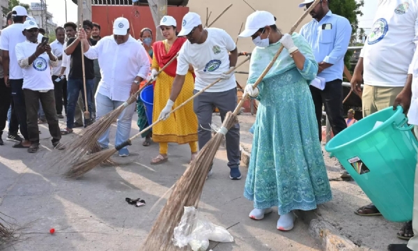క్లీనింగ్ కార్యక్రమంలో ఆమె పాల్గొన్నారు. క్లీనింగ్ కార్యక్రమంలో ఆమె పాల్గొన్నారు.