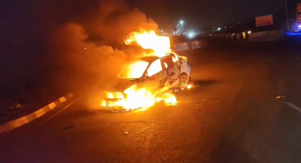 A car running on the road in Ujjain caught fire, the driver saved his life by jumping from Hindi A car running on the road in Ujjain caught fire, the driver saved his life by jumping from Hindi