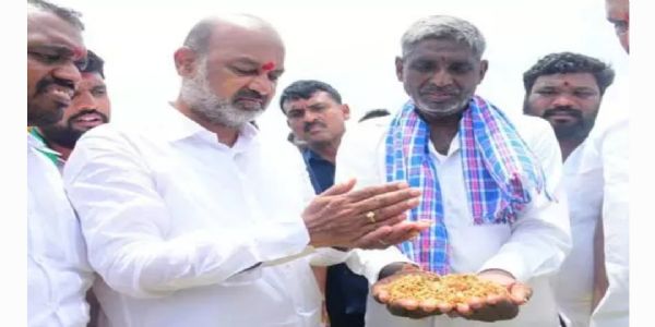 వడ్ల పైసలు కేంద్రమిస్తుంటే కొనడానికి ఇబ్బందేంటి?: బండి సంజయ్