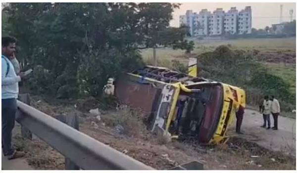 bus-overturned-near-chinta-reddypalem