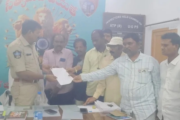 జర్నలిస్ట్ పై దాడి చేసిన వారి పై చర్యలు తీసుకోవాలి