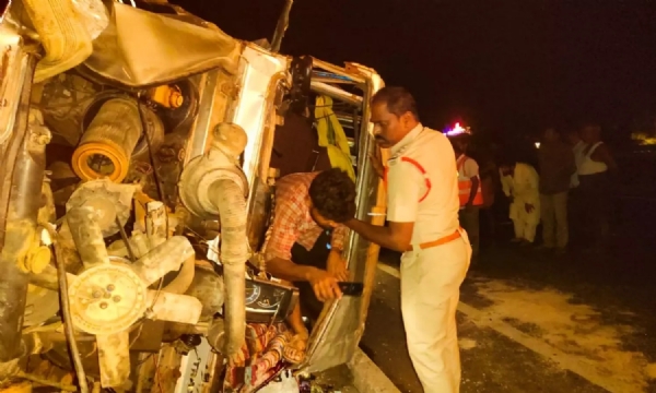 /one-migrant-worker-killed-and-seven-injured-as-toofan-veh /one-migrant-worker-killed-and-seven-injured-as-toofan-veh