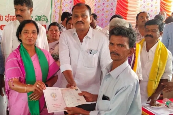 mla-participating-in-the-meebhoomi-meehakku-program-1