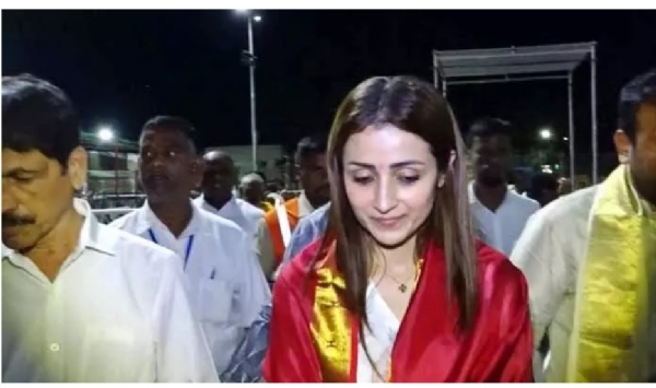 trisha-visited-tirumala-temple-for-tvks-victory-5464
