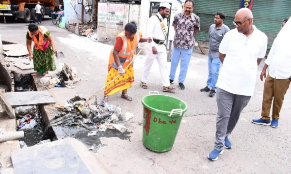 పారిశుద్ధ్య పనులపై కమిషనర్ క్లాస్! పారిశుద్ధ్య పనులపై కమిషనర్ క్లాస్!