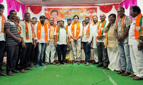 ఆదోనిలో బీజేపీకి భారీగా చేరికలు – 200 కుటుంబాలకు ఎమ్మెల్యే డా. పార్థసారధి స్వాగతం ఆదోనిలో బీజేపీకి భారీగా చేరికలు – 200 కుటుంబాలకు ఎమ్మెల్యే డా. పార్థసారధి స్వాగతం