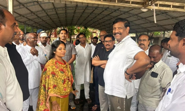 మార్కాపురంలో వరుణుడి ప్రభావం.. యోగా కార్యక్రమానికి అడ్డుపడ్డ వర్షం! మార్కాపురంలో వరుణుడి ప్రభావం.. యోగా కార్యక్రమానికి అడ్డుపడ్డ వర్షం!