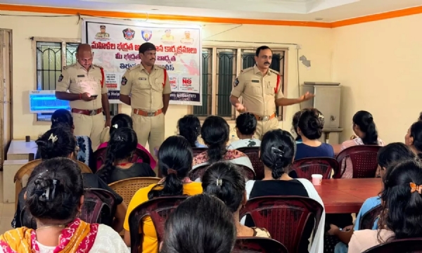 లేడీస్ హాస్టల్ లో మహిళా భద్రత అవగాహన సదస్సు