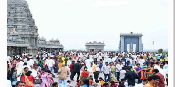యాదగిరిగుట్ట నరసింహ స్వామి దర్శనానికి పోటెత్తిన భక్తులు..