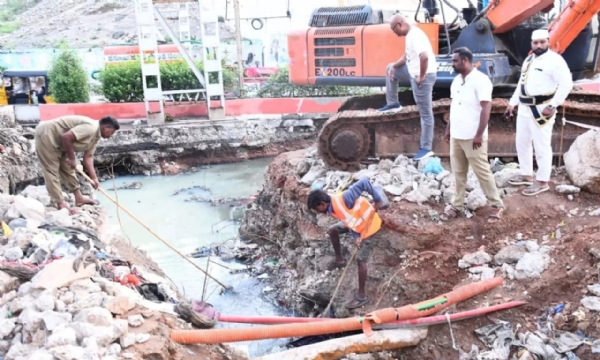 కర్నూలు నగరంలో పూడికతీత పనులు ముమ్మరంగా చేయాలని నగరపాలక సంస్థ కమిషనర్ చల్లా ఓబులేసు ఆదేశించారు. కర్నూలు నగరంలో పూడికతీత పనులు ముమ్మరంగా చేయాలని నగరపాలక సంస్థ కమిషనర్ చల్లా ఓబులేసు ఆదేశించారు.