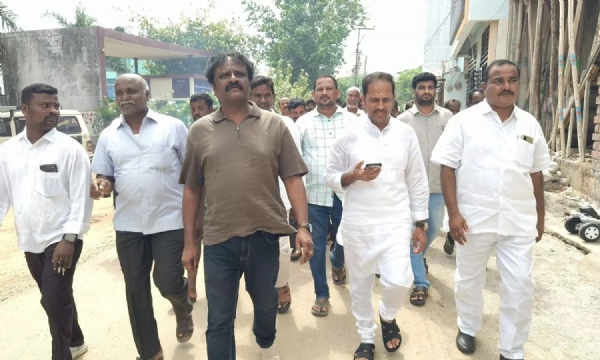 ఇంటింటికీ ఎమ్మెల్యే కందికుంట.. ప్రజల సమస్యలపై ఆరా!