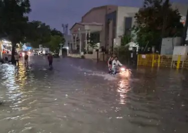 Kadi 1.5 inches of rain in just half an hour, traffic jam due to closure of underbridge on Thol Road Kadi 1.5 inches of rain in just half an hour, traffic jam due to closure of underbridge on Thol Road