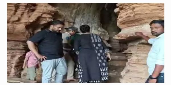 అక్కమహాదేవి గుహలను సందర్శించిన కలెక్టర్ దంపతులు