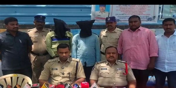 ఇద్దరు నిందితుల అరెస్ట్, 11.36 లక్షల నగదు స్వాధీనం.