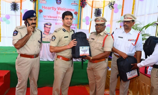 ‘ పోలీసు కిట్స్’ పంపిణీ చేసిన ఎస్పీ