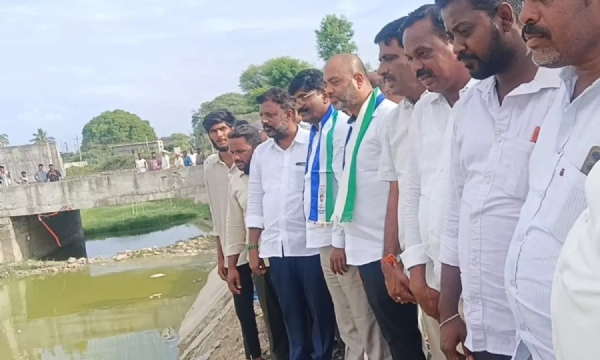 వైఎస్సార్సీపీ నేతల ఆరోపణలు. వైఎస్సార్సీపీ నేతల ఆరోపణలు.