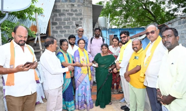 panyam-mla-gauru-charitha-reddy-distributes-ntr-bharosa-pe panyam-mla-gauru-charitha-reddy-distributes-ntr-bharosa-pe